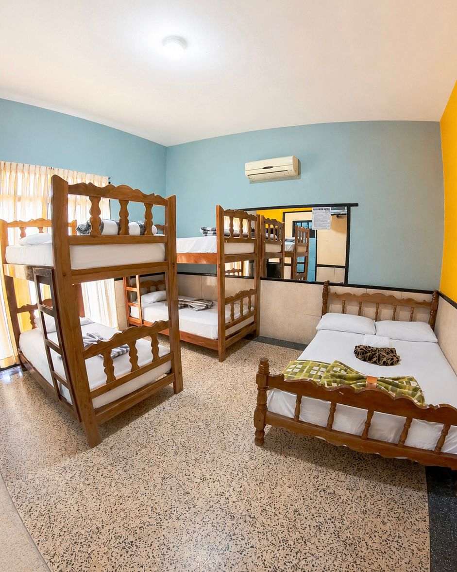 Habitación Séxtuple del Hotel Atenas Park con literas de madera y cama matrimonial